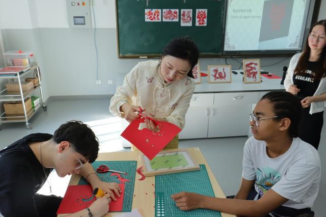 不仅在闵行体验非遗还感受到……亚游ag电玩这群来自法国的学生