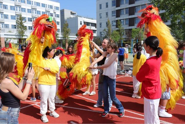 不仅在闵行体验非遗还感受到……亚游ag电玩这群来自法国的学生(图3)